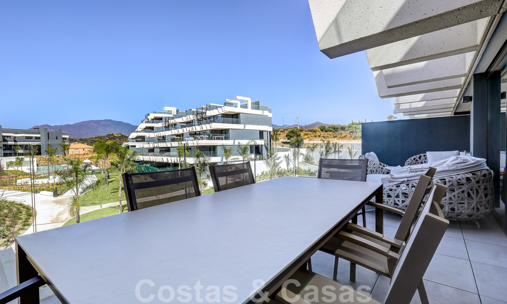 Se vende moderno apartamento de 3 dormitorios listo para entrar a vivir en un complejo de golf en la Nueva Milla de Oro, entre Marbella y Estepona 50815