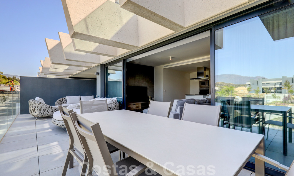 Se vende moderno apartamento de 3 dormitorios listo para entrar a vivir en un complejo de golf en la Nueva Milla de Oro, entre Marbella y Estepona 50817