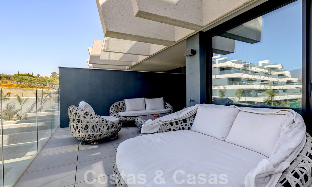 Se vende moderno apartamento de 3 dormitorios listo para entrar a vivir en un complejo de golf en la Nueva Milla de Oro, entre Marbella y Estepona 50818