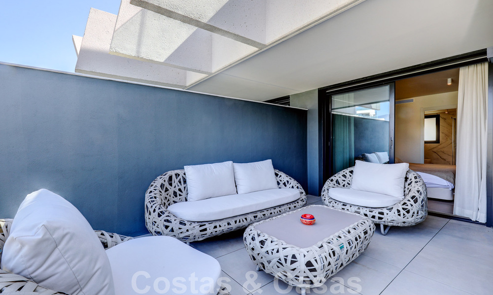 Se vende moderno apartamento de 3 dormitorios listo para entrar a vivir en un complejo de golf en la Nueva Milla de Oro, entre Marbella y Estepona 50819