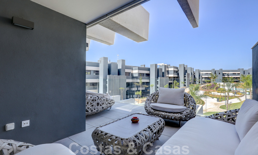 Se vende moderno apartamento de 3 dormitorios listo para entrar a vivir en un complejo de golf en la Nueva Milla de Oro, entre Marbella y Estepona 50821
