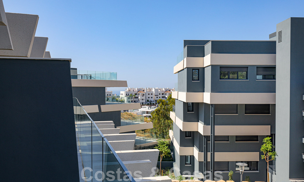 Se vende moderno apartamento de 3 dormitorios listo para entrar a vivir en un complejo de golf en la Nueva Milla de Oro, entre Marbella y Estepona 50822