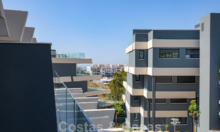 Se vende moderno apartamento de 3 dormitorios listo para entrar a vivir en un complejo de golf en la Nueva Milla de Oro, entre Marbella y Estepona 50822 