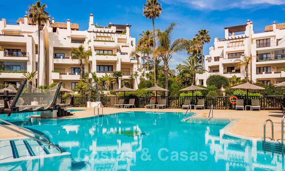 Amplio y elegante apartamento en venta en complejo cerrado en primera línea de playa con vistas al mar, en la Nueva Milla de Oro de Marbella - Estepona 51292