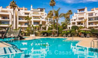 Amplio y elegante apartamento en venta en complejo cerrado en primera línea de playa con vistas al mar, en la Nueva Milla de Oro de Marbella - Estepona 51292 