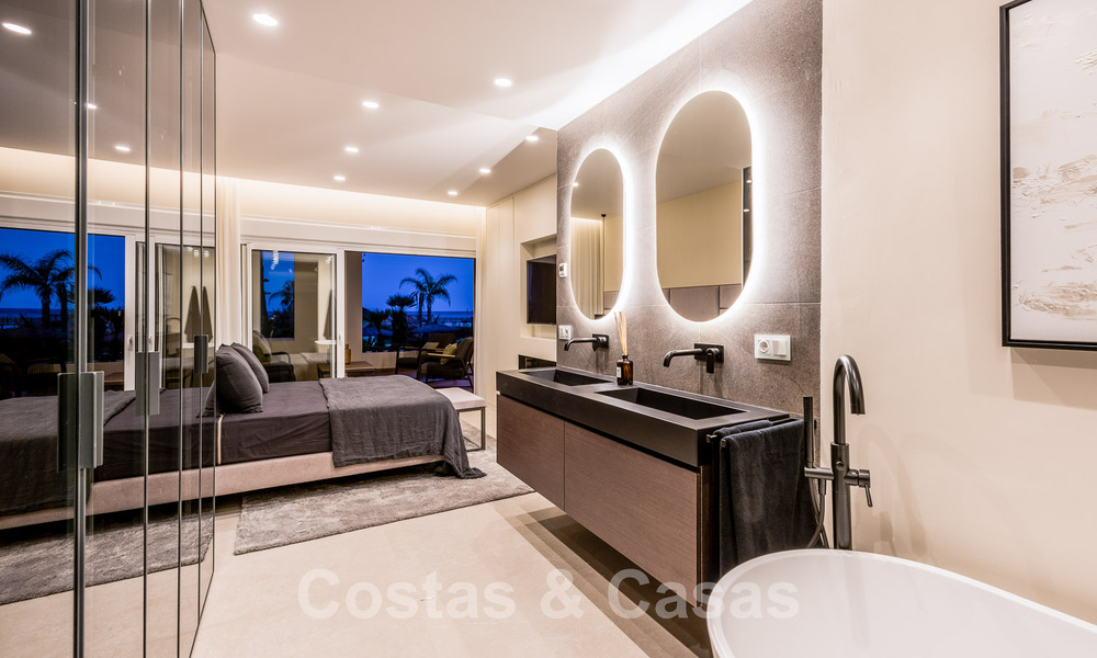 Amplio y elegante apartamento en venta en complejo cerrado en primera línea de playa con vistas al mar, en la Nueva Milla de Oro de Marbella - Estepona 51293