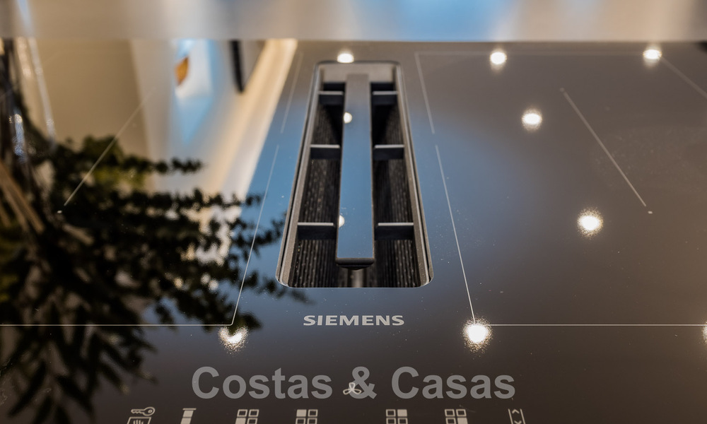 Amplio y elegante apartamento en venta en complejo cerrado en primera línea de playa con vistas al mar, en la Nueva Milla de Oro de Marbella - Estepona 51296