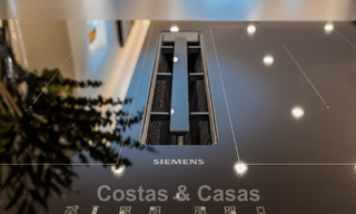 Amplio y elegante apartamento en venta en complejo cerrado en primera línea de playa con vistas al mar, en la Nueva Milla de Oro de Marbella - Estepona 51296 