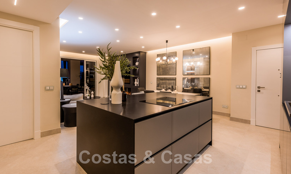 Amplio y elegante apartamento en venta en complejo cerrado en primera línea de playa con vistas al mar, en la Nueva Milla de Oro de Marbella - Estepona 51298
