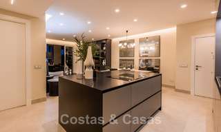 Amplio y elegante apartamento en venta en complejo cerrado en primera línea de playa con vistas al mar, en la Nueva Milla de Oro de Marbella - Estepona 51298 