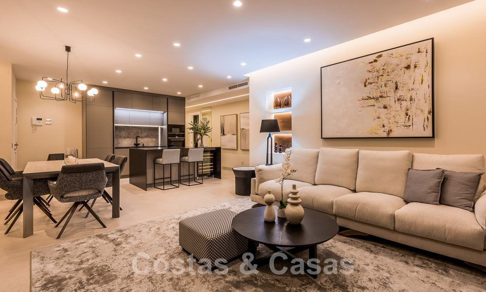 Amplio y elegante apartamento en venta en complejo cerrado en primera línea de playa con vistas al mar, en la Nueva Milla de Oro de Marbella - Estepona 51299