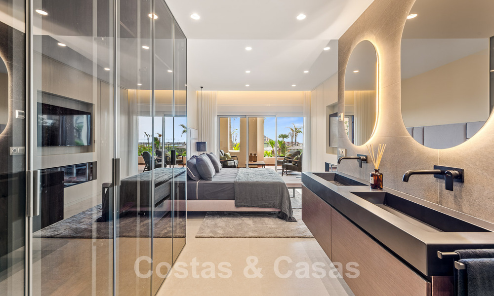 Amplio y elegante apartamento en venta en complejo cerrado en primera línea de playa con vistas al mar, en la Nueva Milla de Oro de Marbella - Estepona 51300
