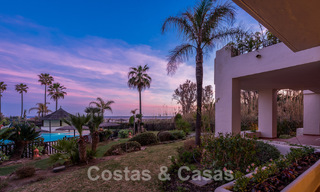 Amplio y elegante apartamento en venta en complejo cerrado en primera línea de playa con vistas al mar, en la Nueva Milla de Oro de Marbella - Estepona 51303 