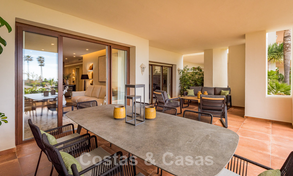 Amplio y elegante apartamento en venta en complejo cerrado en primera línea de playa con vistas al mar, en la Nueva Milla de Oro de Marbella - Estepona 51304