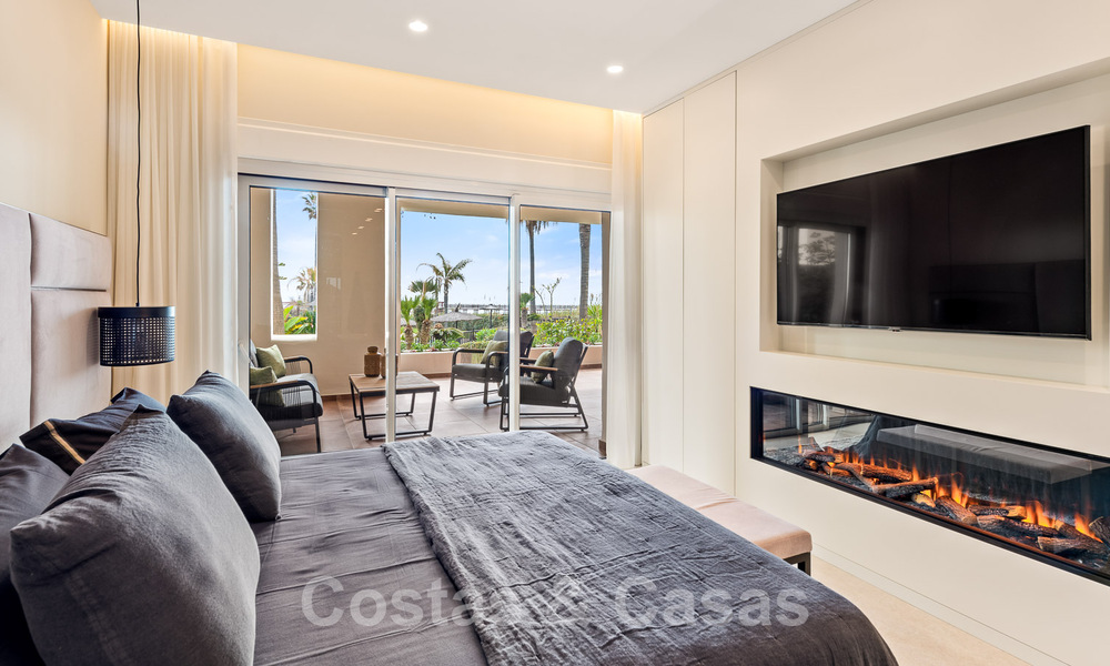 Amplio y elegante apartamento en venta en complejo cerrado en primera línea de playa con vistas al mar, en la Nueva Milla de Oro de Marbella - Estepona 51305