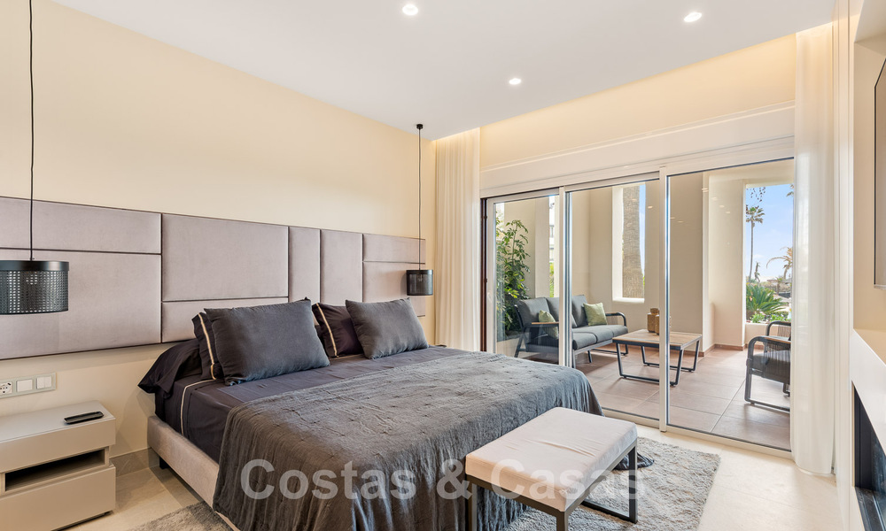 Amplio y elegante apartamento en venta en complejo cerrado en primera línea de playa con vistas al mar, en la Nueva Milla de Oro de Marbella - Estepona 51307