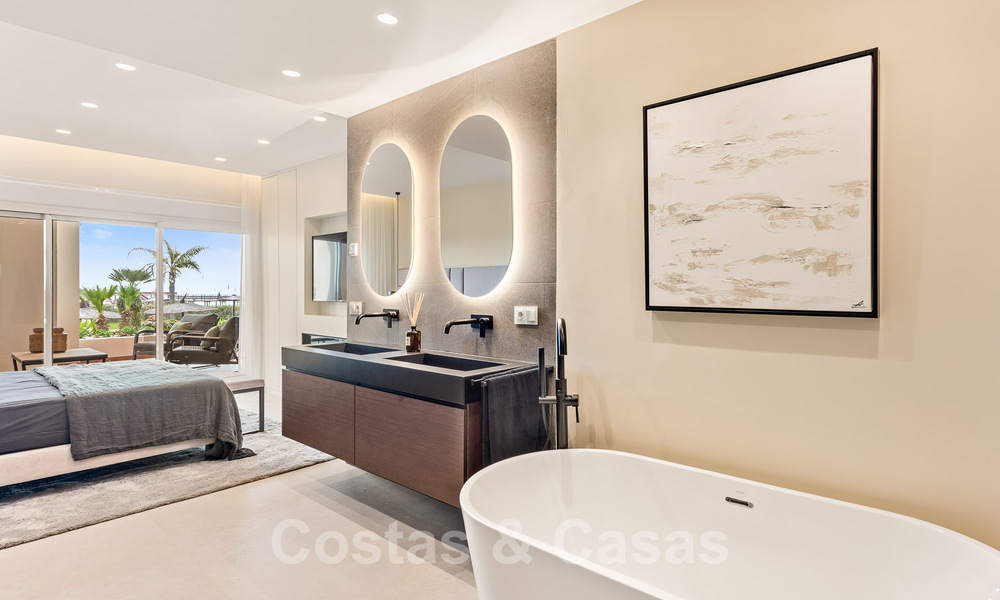Amplio y elegante apartamento en venta en complejo cerrado en primera línea de playa con vistas al mar, en la Nueva Milla de Oro de Marbella - Estepona 51308