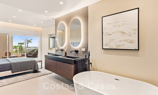 Amplio y elegante apartamento en venta en complejo cerrado en primera línea de playa con vistas al mar, en la Nueva Milla de Oro de Marbella - Estepona 51308 