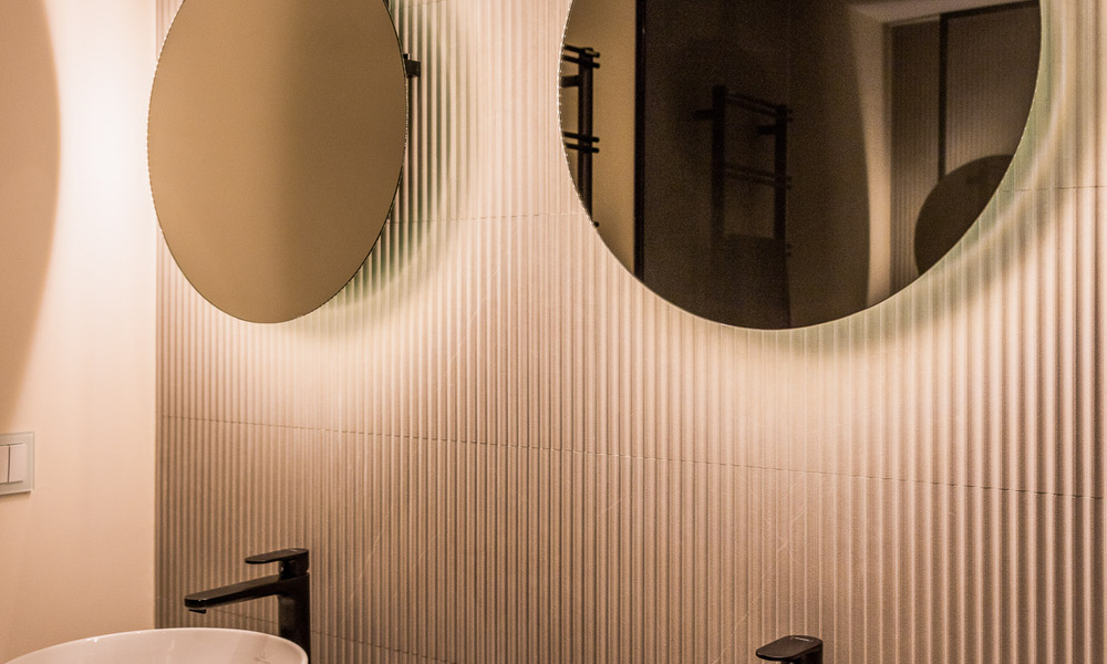 Amplio y elegante apartamento en venta en complejo cerrado en primera línea de playa con vistas al mar, en la Nueva Milla de Oro de Marbella - Estepona 51309