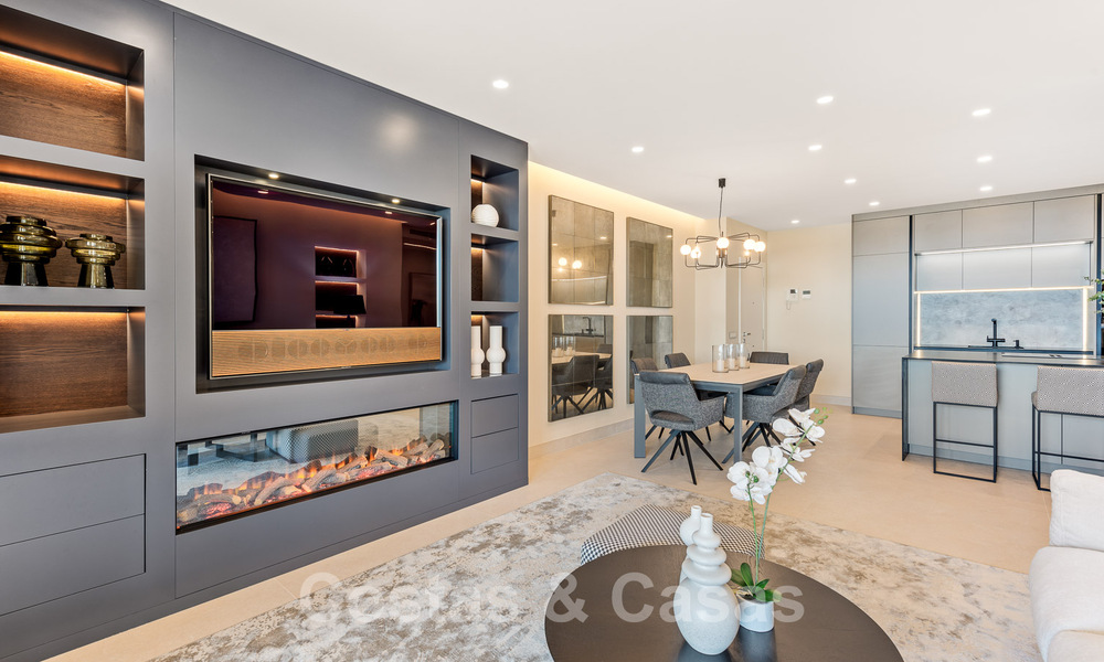 Amplio y elegante apartamento en venta en complejo cerrado en primera línea de playa con vistas al mar, en la Nueva Milla de Oro de Marbella - Estepona 51311