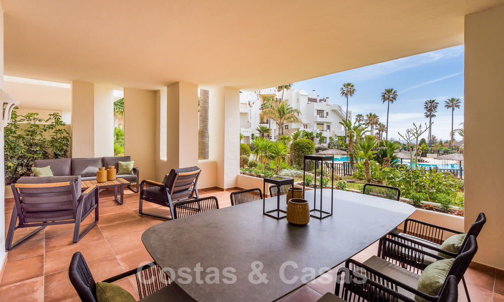 Amplio y elegante apartamento en venta en complejo cerrado en primera línea de playa con vistas al mar, en la Nueva Milla de Oro de Marbella - Estepona 51312