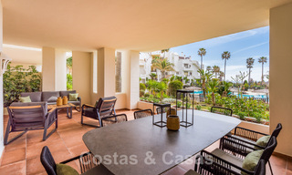 Amplio y elegante apartamento en venta en complejo cerrado en primera línea de playa con vistas al mar, en la Nueva Milla de Oro de Marbella - Estepona 51312 