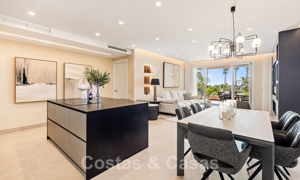 Amplio y elegante apartamento en venta en complejo cerrado en primera línea de playa con vistas al mar, en la Nueva Milla de Oro de Marbella - Estepona 51313