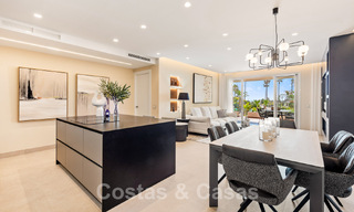 Amplio y elegante apartamento en venta en complejo cerrado en primera línea de playa con vistas al mar, en la Nueva Milla de Oro de Marbella - Estepona 51313 