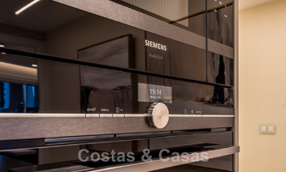 Amplio y elegante apartamento en venta en complejo cerrado en primera línea de playa con vistas al mar, en la Nueva Milla de Oro de Marbella - Estepona 51315 