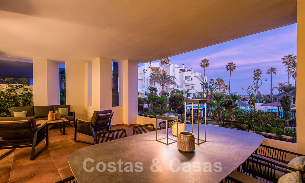 Amplio y elegante apartamento en venta en complejo cerrado en primera línea de playa con vistas al mar, en la Nueva Milla de Oro de Marbella - Estepona 51316