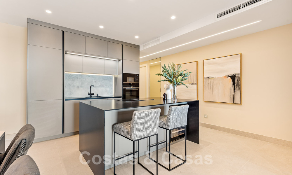 Amplio y elegante apartamento en venta en complejo cerrado en primera línea de playa con vistas al mar, en la Nueva Milla de Oro de Marbella - Estepona 51319