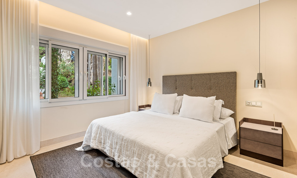 Amplio y elegante apartamento en venta en complejo cerrado en primera línea de playa con vistas al mar, en la Nueva Milla de Oro de Marbella - Estepona 51320