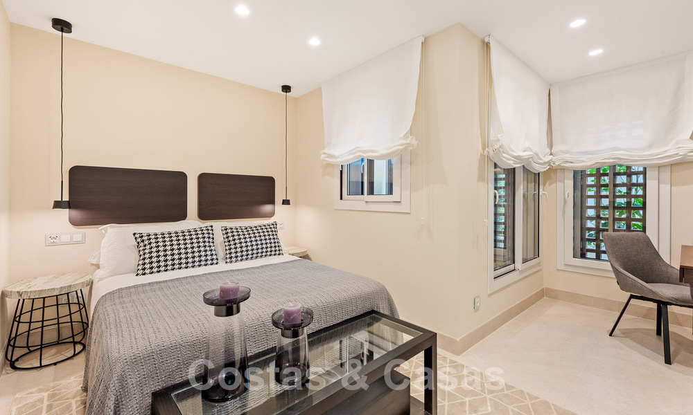 Amplio y elegante apartamento en venta en complejo cerrado en primera línea de playa con vistas al mar, en la Nueva Milla de Oro de Marbella - Estepona 51321