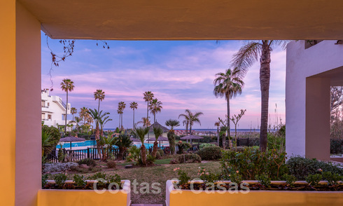 Amplio y elegante apartamento en venta en complejo cerrado en primera línea de playa con vistas al mar, en la Nueva Milla de Oro de Marbella - Estepona 51322