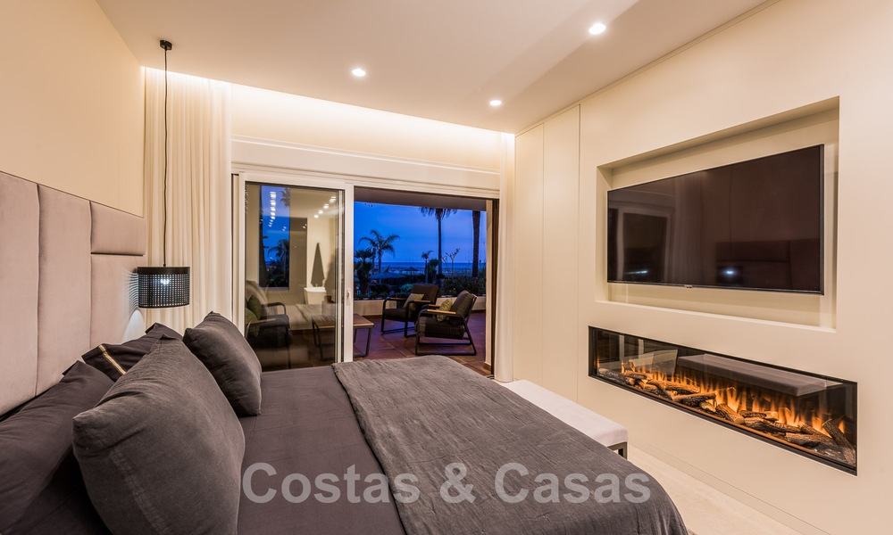 Amplio y elegante apartamento en venta en complejo cerrado en primera línea de playa con vistas al mar, en la Nueva Milla de Oro de Marbella - Estepona 51323