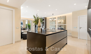 Amplio y elegante apartamento en venta en complejo cerrado en primera línea de playa con vistas al mar, en la Nueva Milla de Oro de Marbella - Estepona 51325 