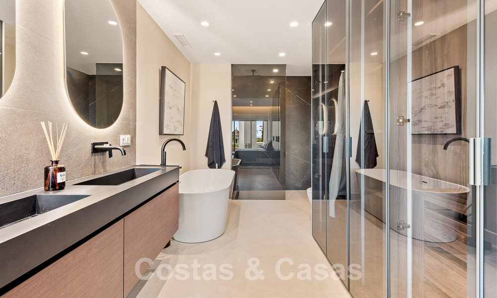 Amplio y elegante apartamento en venta en complejo cerrado en primera línea de playa con vistas al mar, en la Nueva Milla de Oro de Marbella - Estepona 51326