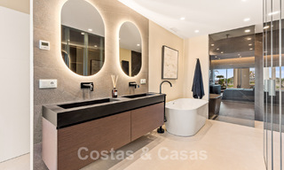 Amplio y elegante apartamento en venta en complejo cerrado en primera línea de playa con vistas al mar, en la Nueva Milla de Oro de Marbella - Estepona 51327 