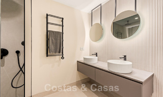 Amplio y elegante apartamento en venta en complejo cerrado en primera línea de playa con vistas al mar, en la Nueva Milla de Oro de Marbella - Estepona 51328 
