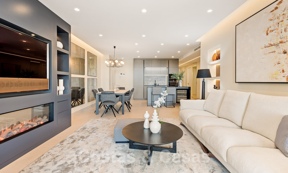 Amplio y elegante apartamento en venta en complejo cerrado en primera línea de playa con vistas al mar, en la Nueva Milla de Oro de Marbella - Estepona 51330