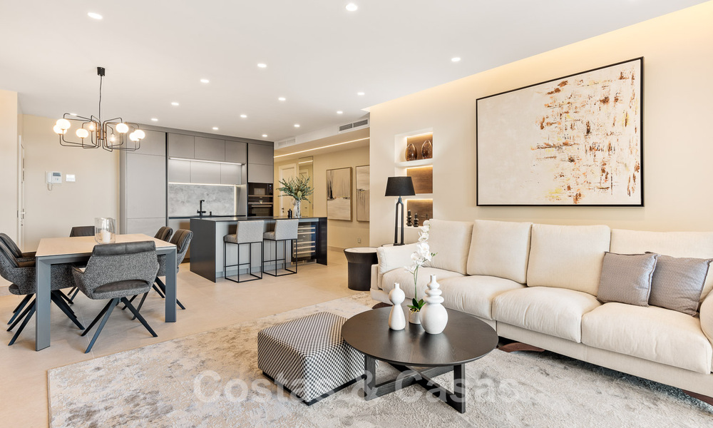 Amplio y elegante apartamento en venta en complejo cerrado en primera línea de playa con vistas al mar, en la Nueva Milla de Oro de Marbella - Estepona 51331