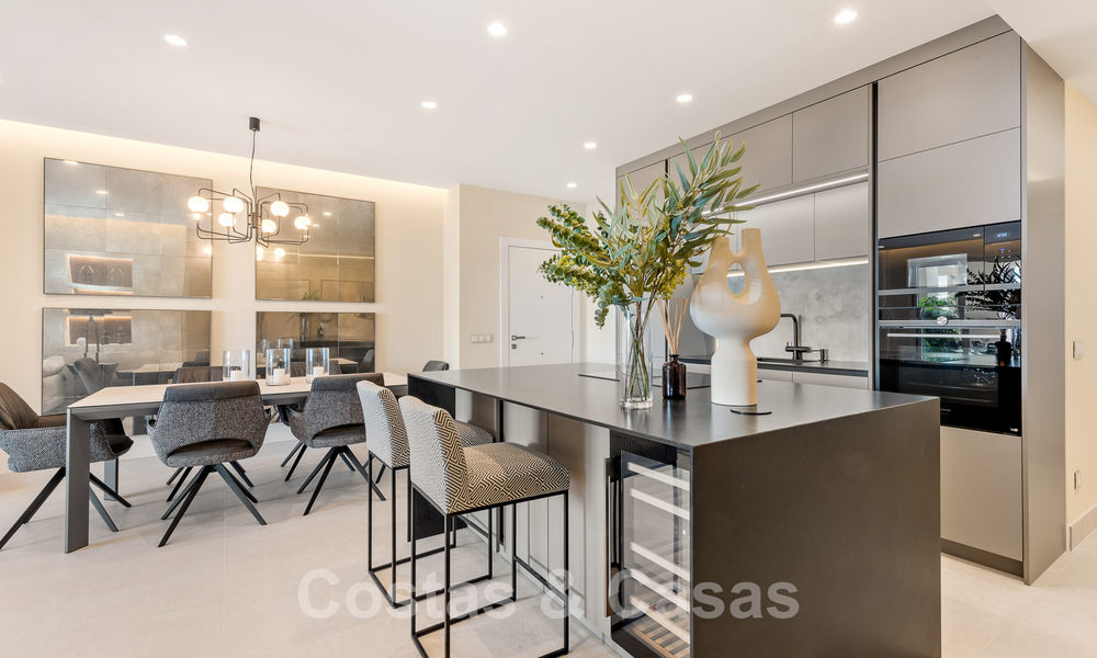 Amplio y elegante apartamento en venta en complejo cerrado en primera línea de playa con vistas al mar, en la Nueva Milla de Oro de Marbella - Estepona 51332