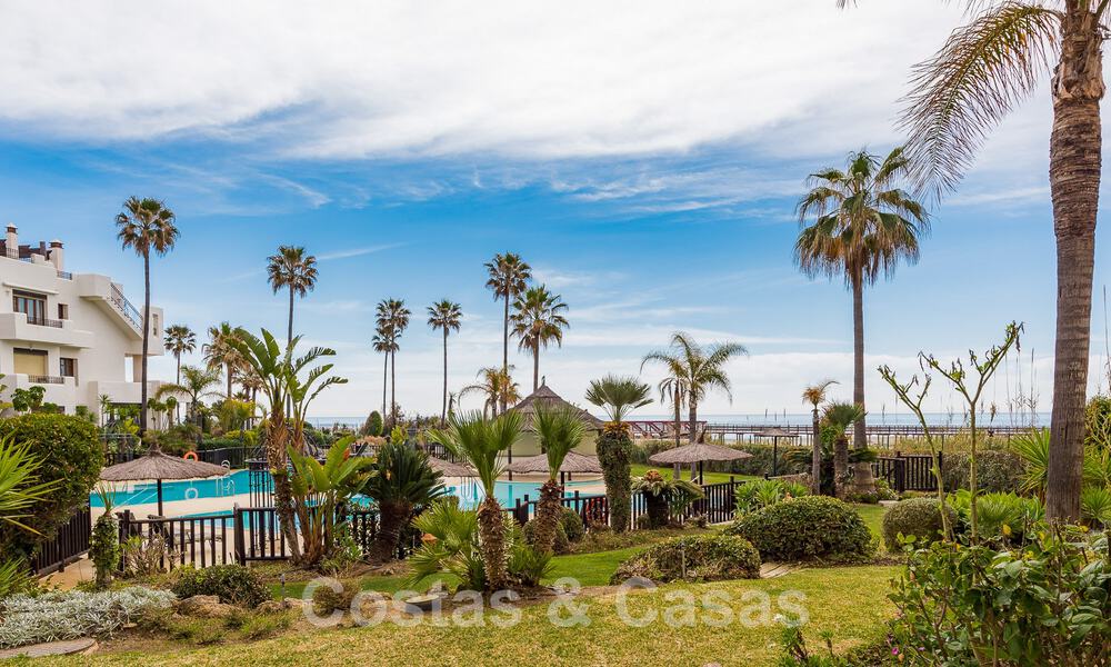 Amplio y elegante apartamento en venta en complejo cerrado en primera línea de playa con vistas al mar, en la Nueva Milla de Oro de Marbella - Estepona 51333