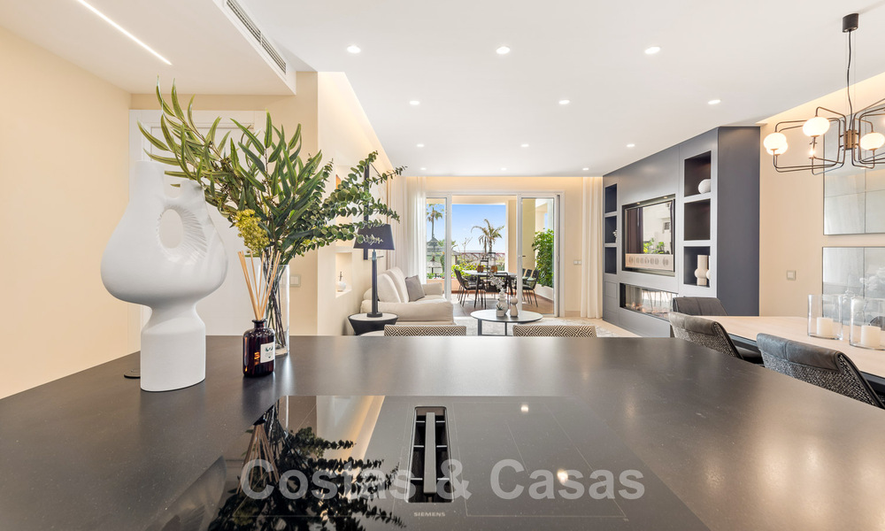 Amplio y elegante apartamento en venta en complejo cerrado en primera línea de playa con vistas al mar, en la Nueva Milla de Oro de Marbella - Estepona 51334