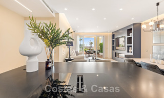 Amplio y elegante apartamento en venta en complejo cerrado en primera línea de playa con vistas al mar, en la Nueva Milla de Oro de Marbella - Estepona 51334 
