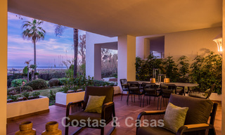 Amplio y elegante apartamento en venta en complejo cerrado en primera línea de playa con vistas al mar, en la Nueva Milla de Oro de Marbella - Estepona 51335 