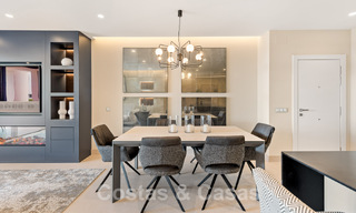 Amplio y elegante apartamento en venta en complejo cerrado en primera línea de playa con vistas al mar, en la Nueva Milla de Oro de Marbella - Estepona 51336 