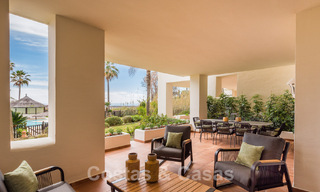 Amplio y elegante apartamento en venta en complejo cerrado en primera línea de playa con vistas al mar, en la Nueva Milla de Oro de Marbella - Estepona 51337 