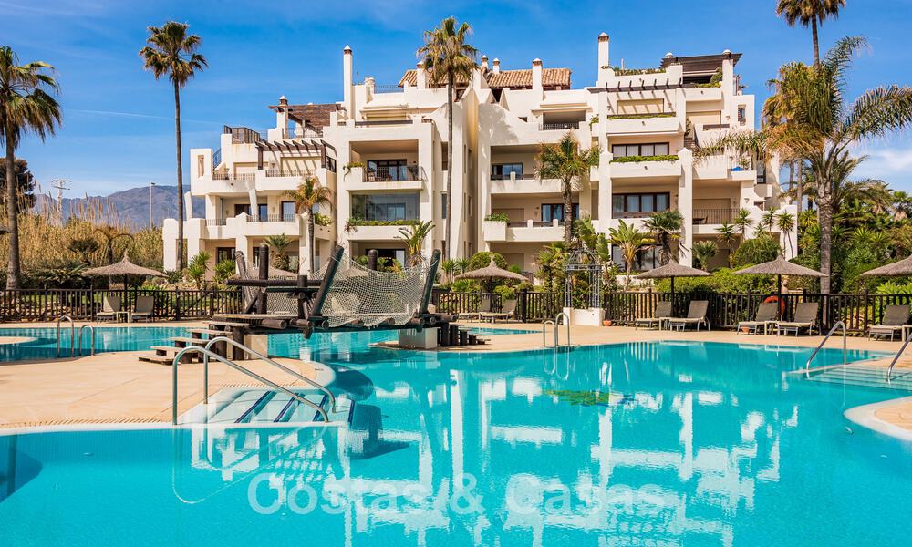 Amplio y elegante apartamento en venta en complejo cerrado en primera línea de playa con vistas al mar, en la Nueva Milla de Oro de Marbella - Estepona 51338