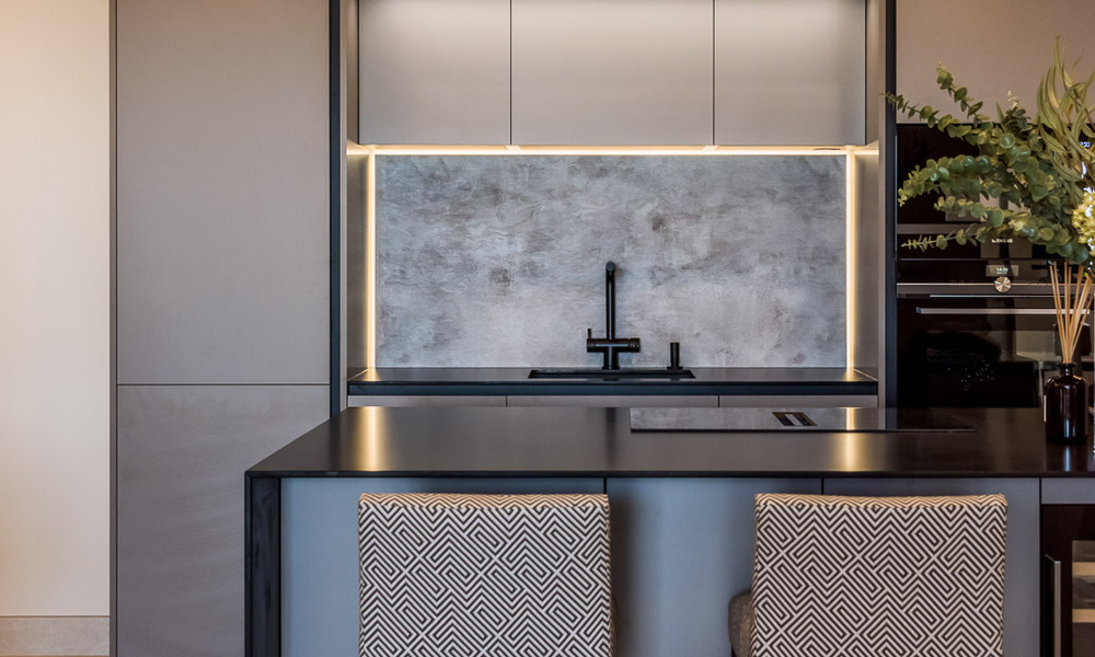 Amplio y elegante apartamento en venta en complejo cerrado en primera línea de playa con vistas al mar, en la Nueva Milla de Oro de Marbella - Estepona 51340